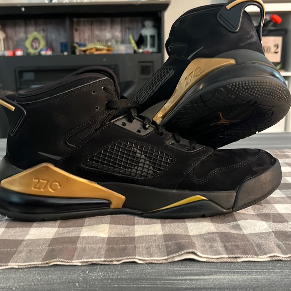 Men’s Jordan Mars Black & Gold Size - 10